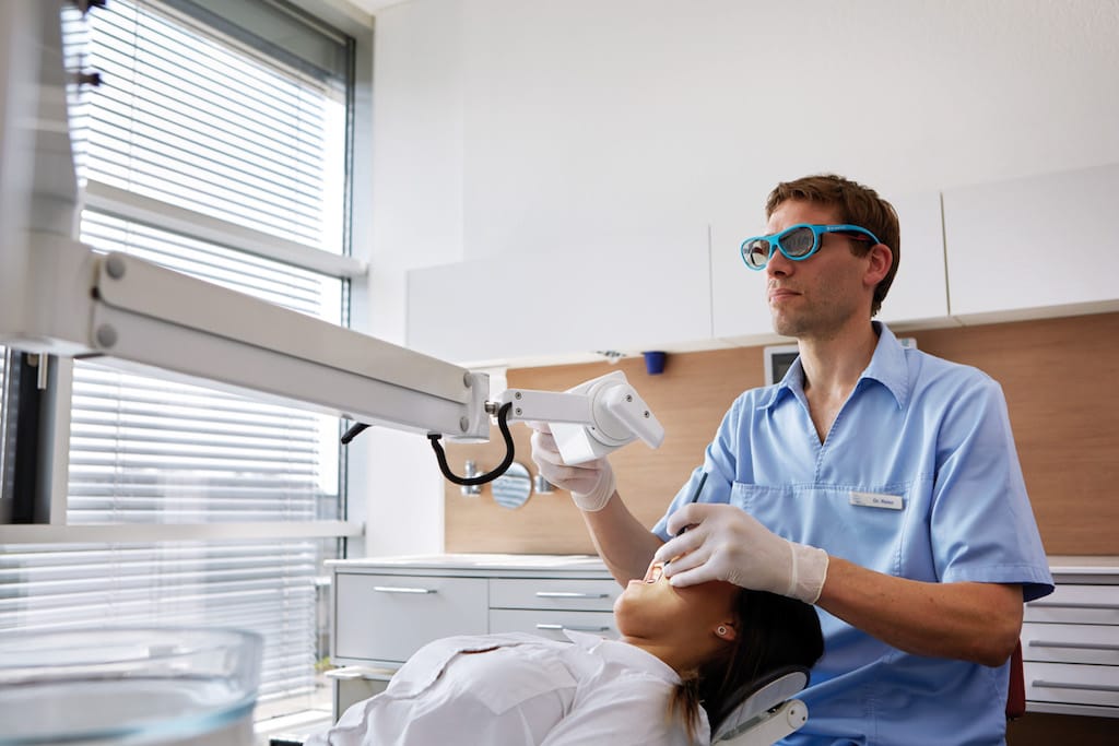 FreeVision 3D – JADENT GmbH, Lupenbrillen und Mikroskope