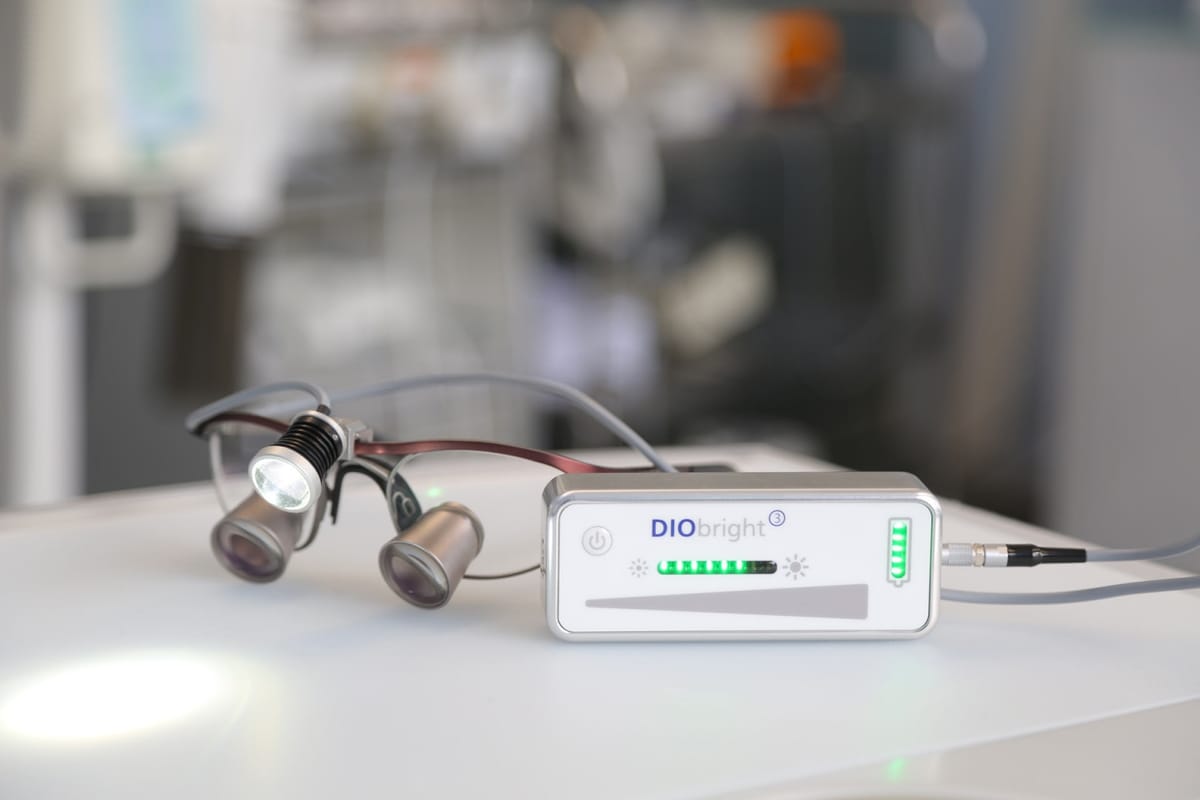 LED-Dentalbeleuchtungen – JADENT GmbH, Lupenbrillen und Mikroskope