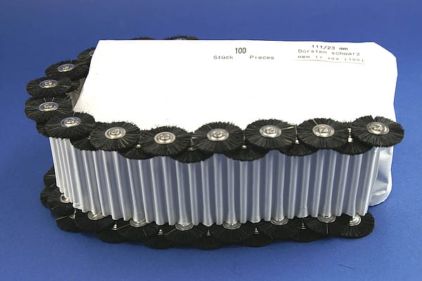 Miniaturbürsten mit Handstück, Borste schwarz, Ø 23 mm, 111/23 mm H, 100 Stück MBH 11 409 – POLIRAPID – DR. MONTEMERLO GMBH & CO KG, Polierbürsten, Schwabbeln