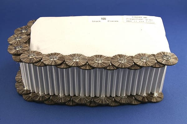 Miniaturbürsten mit Handstück, Ziegenhaar grau, Ø 23 mm, 113/23 mm H, 100 Stück MBH 13 409 – POLIRAPID – DR. MONTEMERLO GMBH & CO KG, Polierbürsten, Schwabbeln