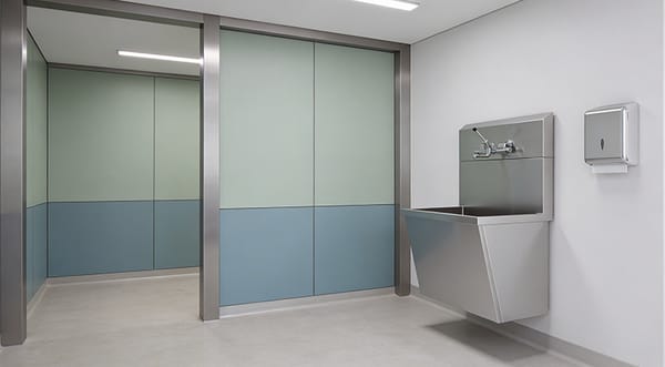 Lavabo chirurgico in acciaio inox AISI 304 per sala operatoria