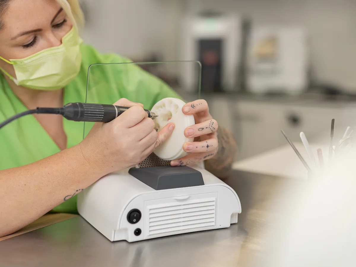 Im Labor und bei CEREC